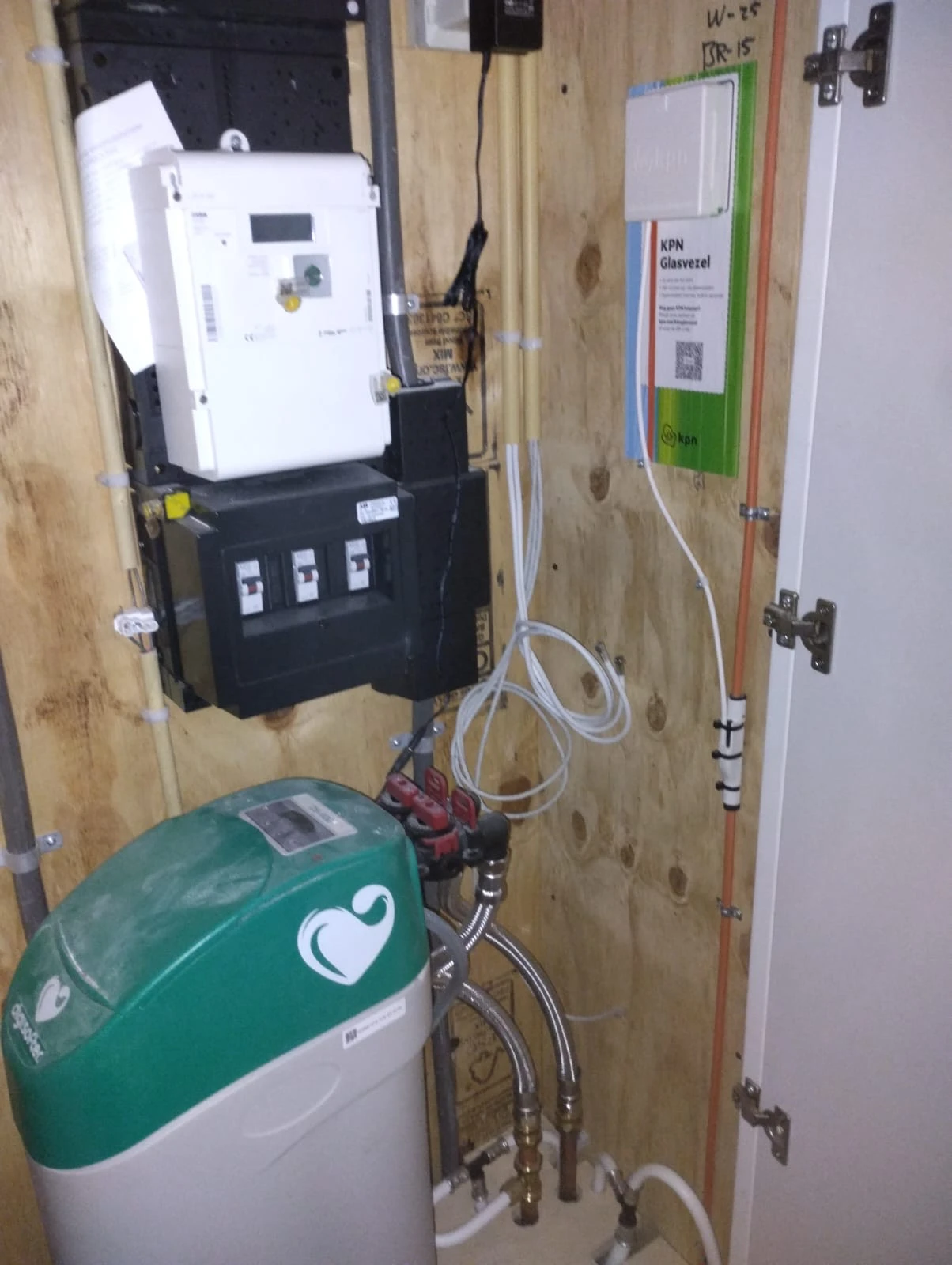 Finished kitchen plumbing with under-sink connections